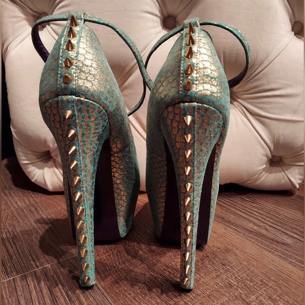 Women's size 7 heels - Picture 2 of 6